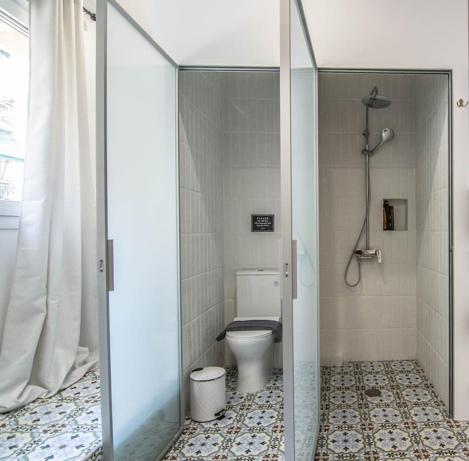 Shower, Toilet