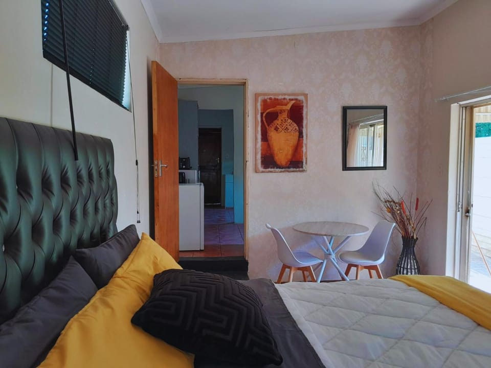 Bed, Photo of the whole room, Seating area, Bedroom