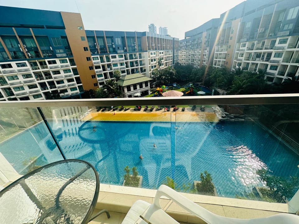 Laguna Beach Resort 2-Pool View Apartment in Pattaya City