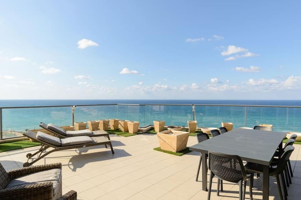 Patio, Day, Natural landscape, View (from property/room), Balcony/Terrace, Seating area, Dining area, Beach, Sea view, sunbed