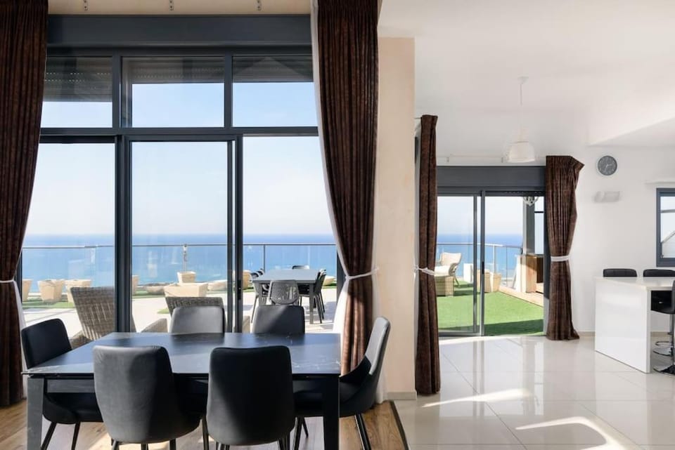 Natural landscape, Kitchen or kitchenette, Living room, Seating area, Dining area, Sea view