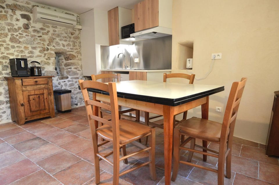Kitchen or kitchenette, Dining area, oven, stove, toaster