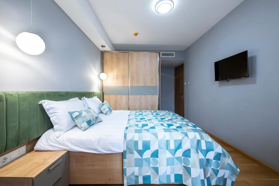 Communal lounge/ TV room, Bed, TV and multimedia, Photo of the whole room, Evening entertainment, Bedroom, wardrobe