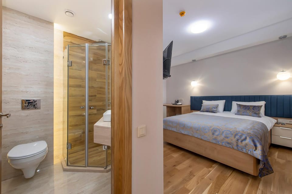 Shower, Toilet, Bed, Bathroom, Photo of the whole room, Bedroom, towels