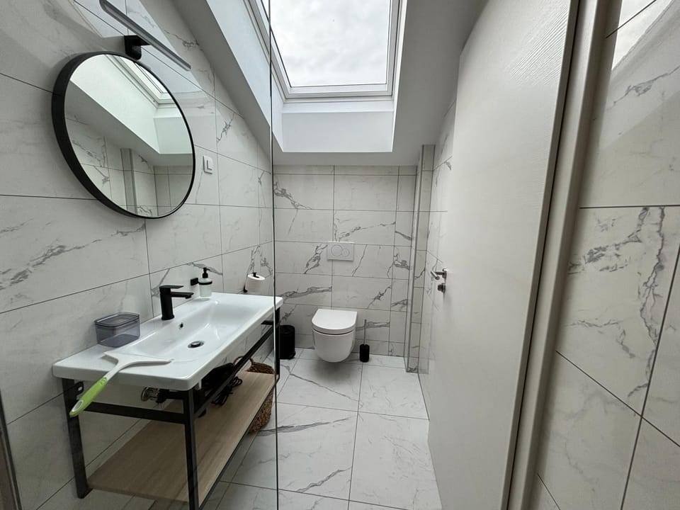 Shower, Toilet, Bathroom, towels