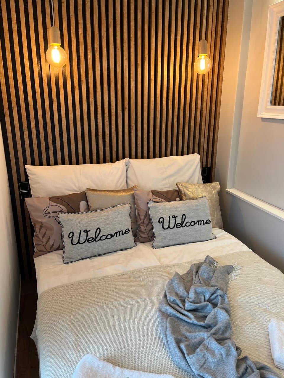 Bed, Bedroom, towels