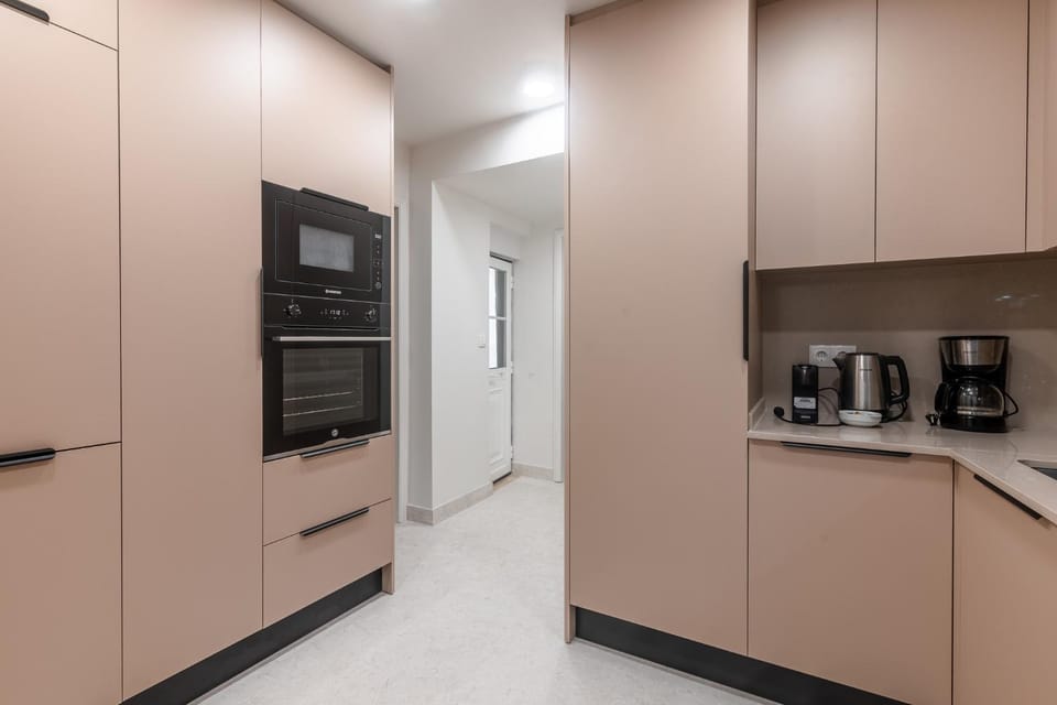 Coffee/tea facilities, Kitchen or kitchenette, oven, stove, toaster