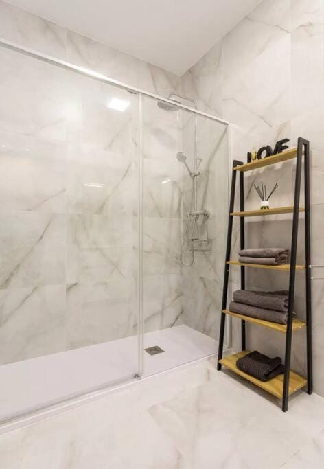 Shower, Bathroom, towels