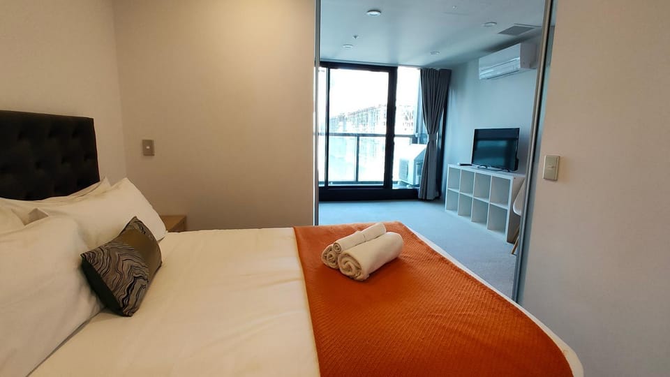 Stylish City Retreat Steps to Harbour & Sky Tower w Free Pool & Gym P110 Apartment in Auckland