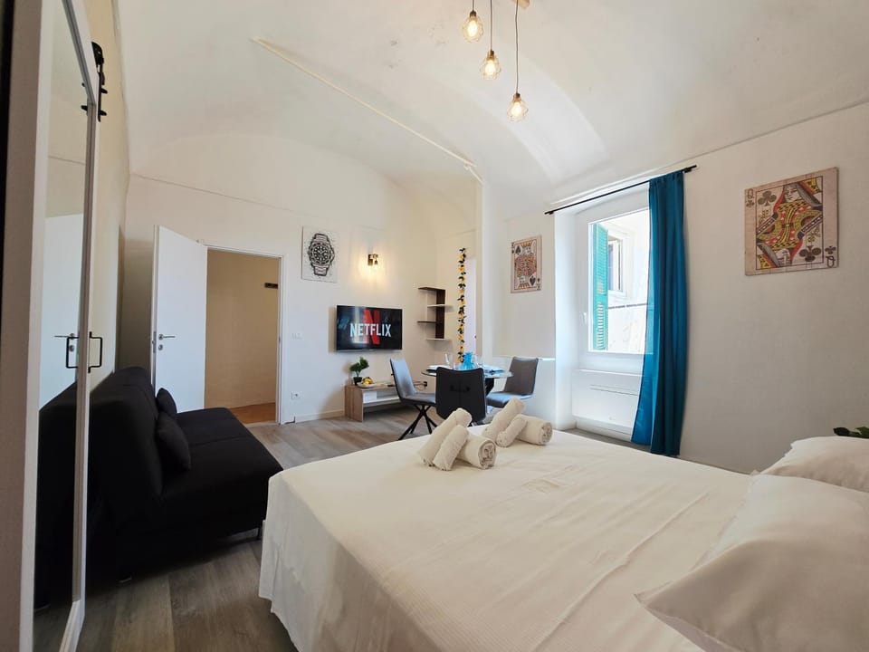 Bed, TV and multimedia, Living room, Photo of the whole room, Seating area, Bedroom, towels