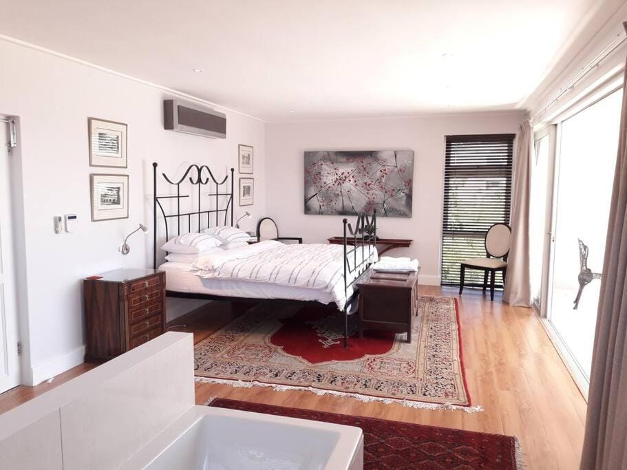 Luxury 12 bed villa, amazing views, solar power Villa in Cape Town