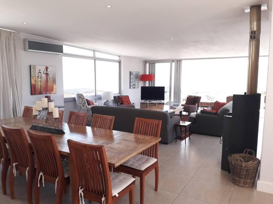 Luxury 12 bed villa, amazing views, solar power Villa in Cape Town