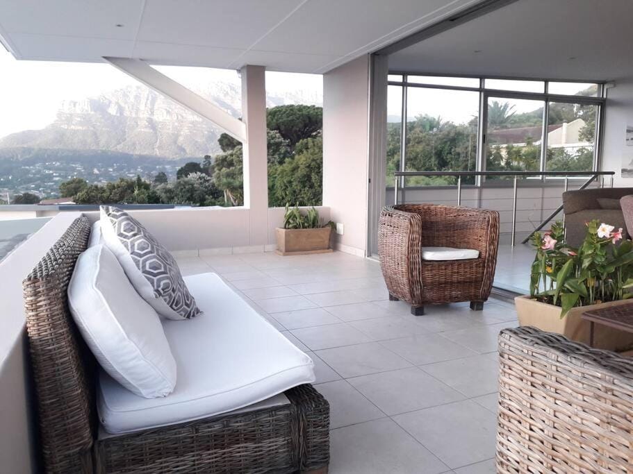 Luxury 12 bed villa, amazing views, solar power Villa in Cape Town