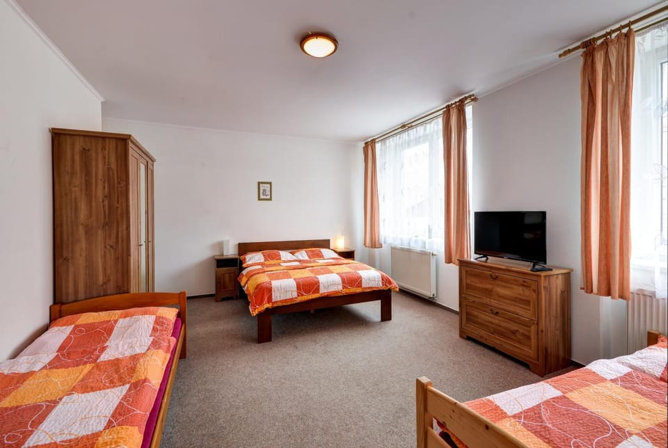 Bed, TV and multimedia, Photo of the whole room, Bedroom, hair dresser, wardrobe