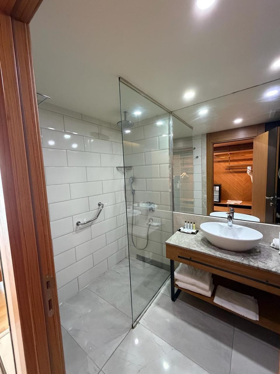 Shower, Toilet, Bathroom, towels