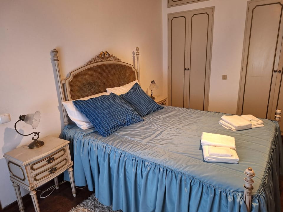 Bed, Bedroom, towels, wardrobe