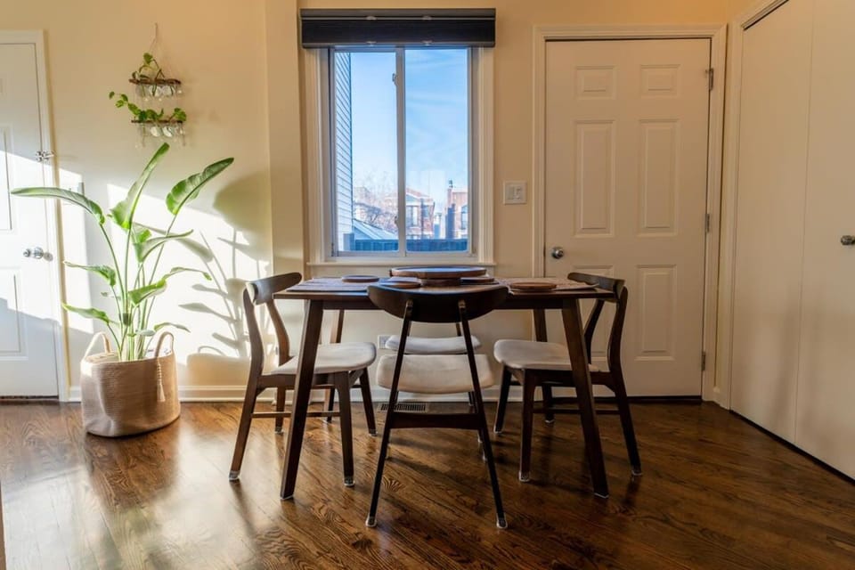 Bucktown Private Condo Apartment in Bucktown