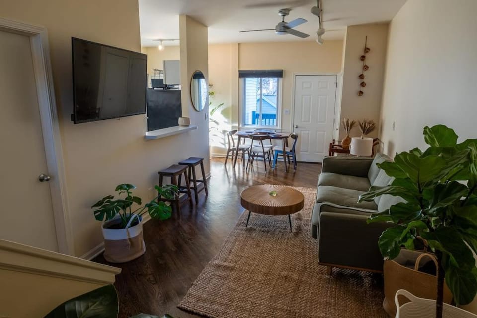 Bucktown Private Condo Apartment in Bucktown