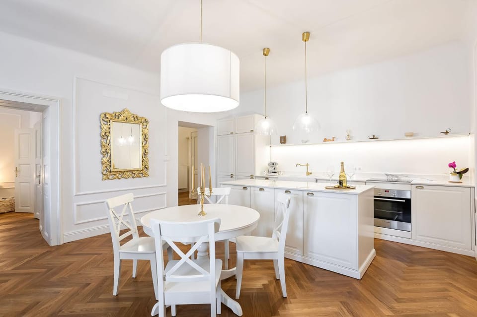 Kitchen or kitchenette, Dining area