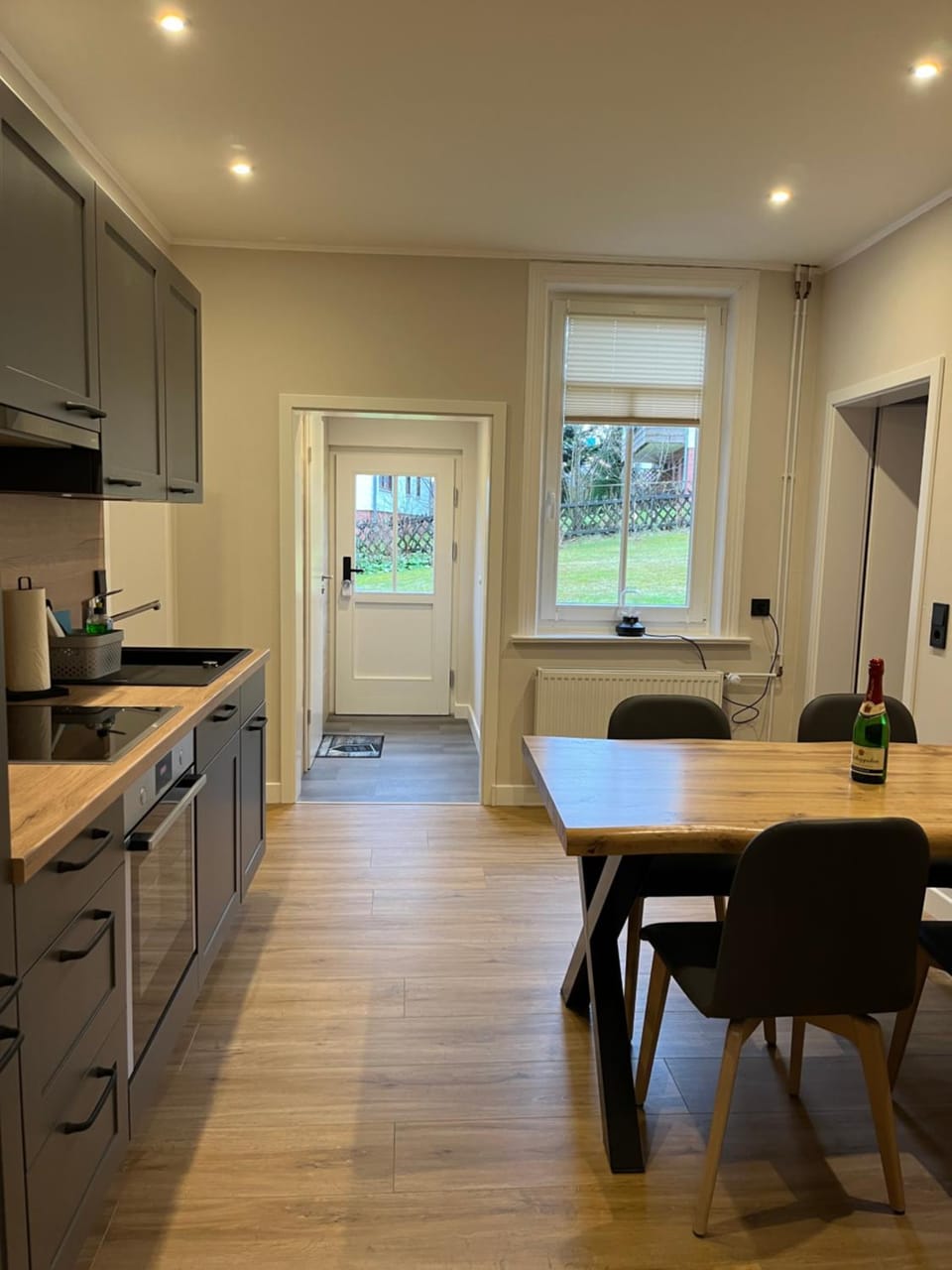 Kitchen or kitchenette, Dining area, stove