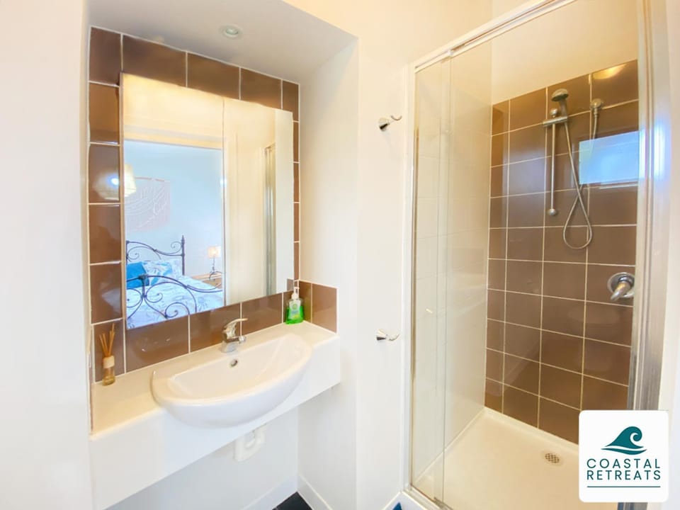 Shower, Toilet, Bathroom, Bedroom, towels