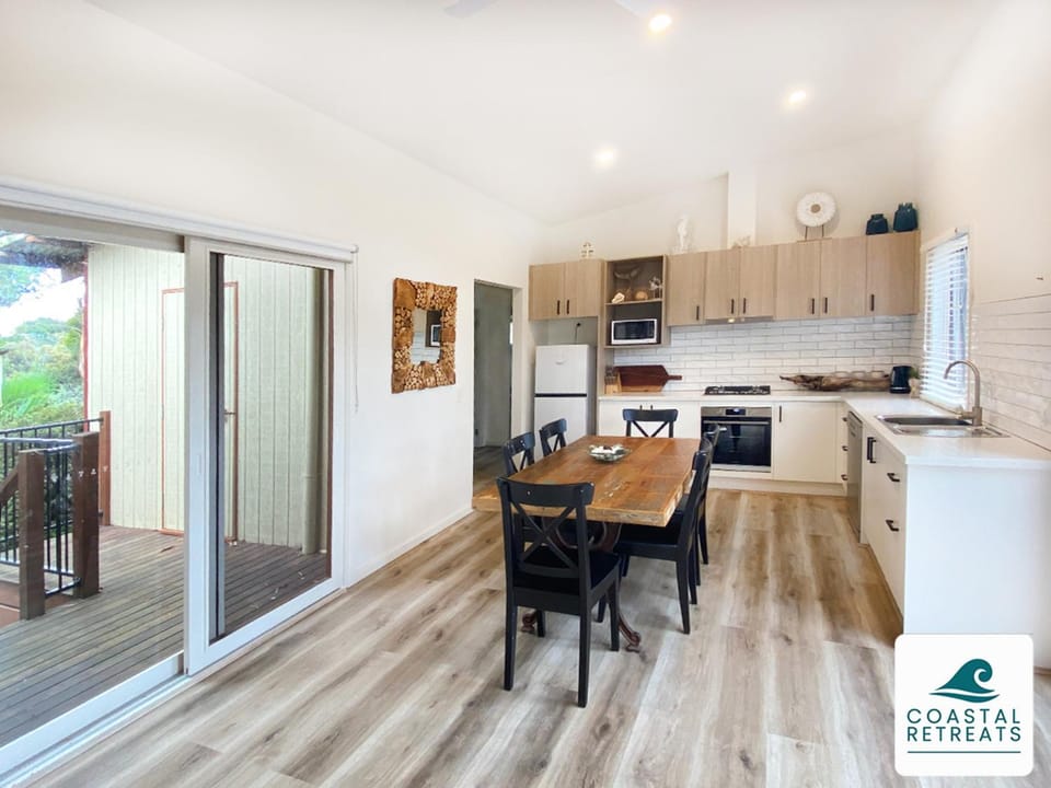 Kitchen or kitchenette, Dining area, stove