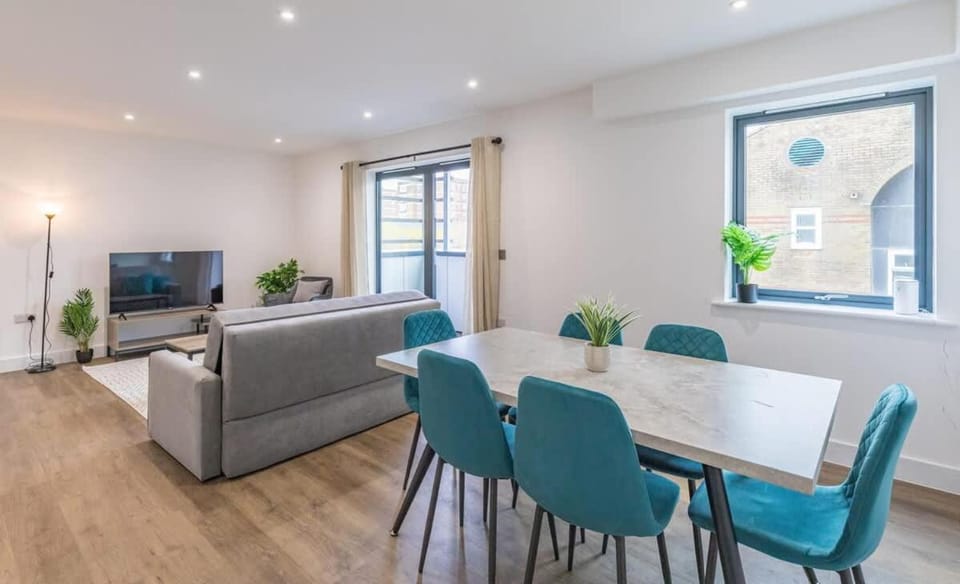Communal lounge/ TV room, TV and multimedia, Living room, Seating area, Dining area, Evening entertainment