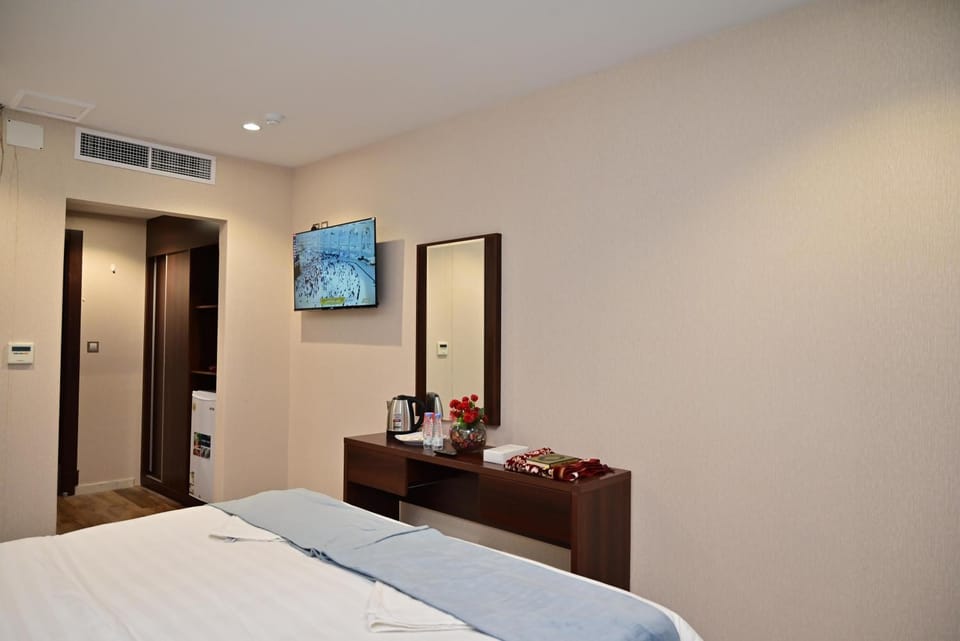 Communal lounge/ TV room, Photo of the whole room, Bedroom