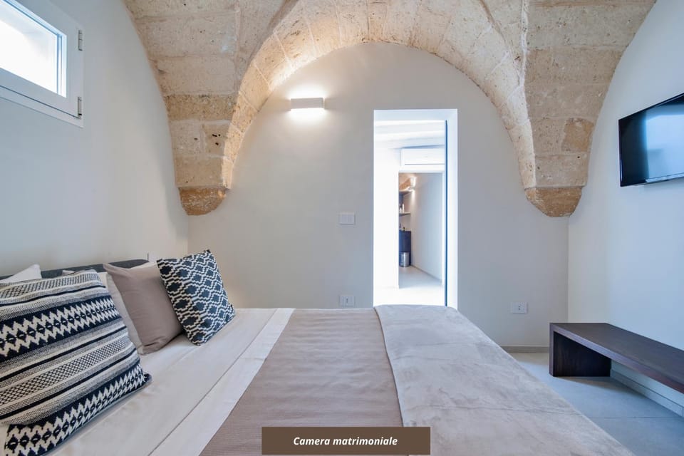 Bed, TV and multimedia, Living room, Photo of the whole room, Seating area, Bedroom