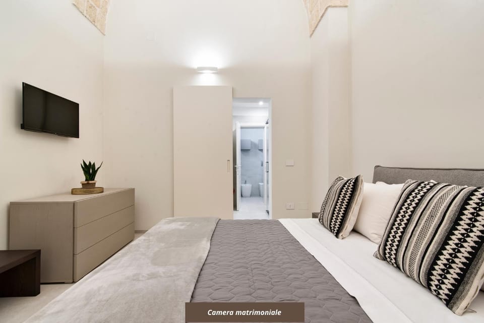 Bed, TV and multimedia, Living room, Photo of the whole room, Seating area, Bedroom