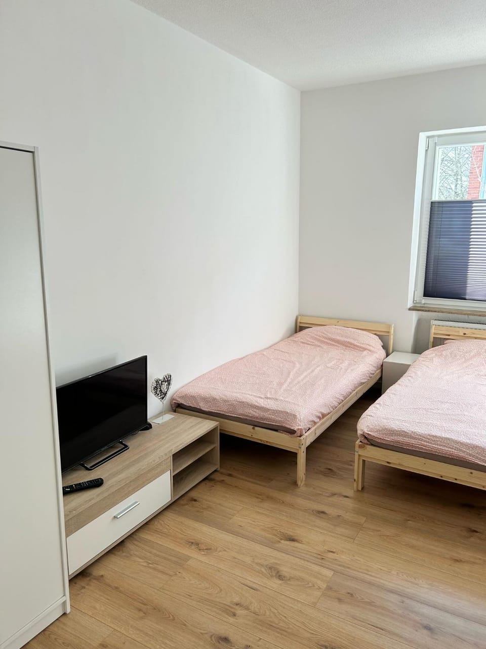 Communal lounge/ TV room, Bed, TV and multimedia, Bedroom