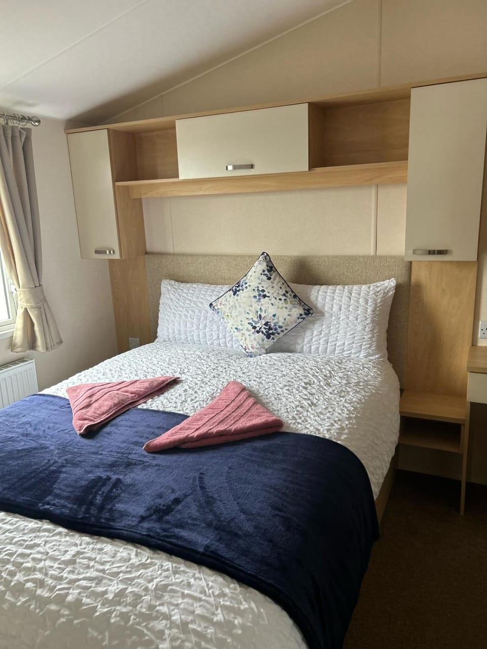 Photo of the whole room, Bedroom, wardrobe