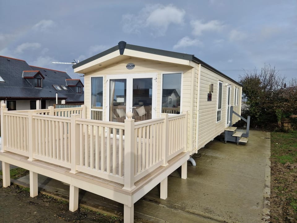 Property building, Patio, Balcony/Terrace