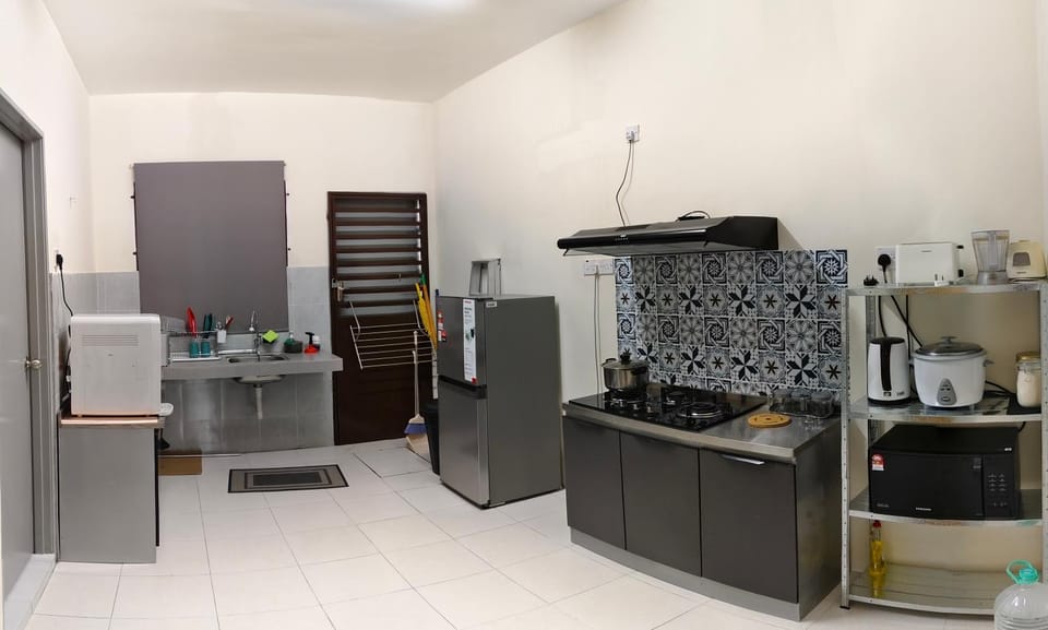 Kitchen or kitchenette, minibar, stove