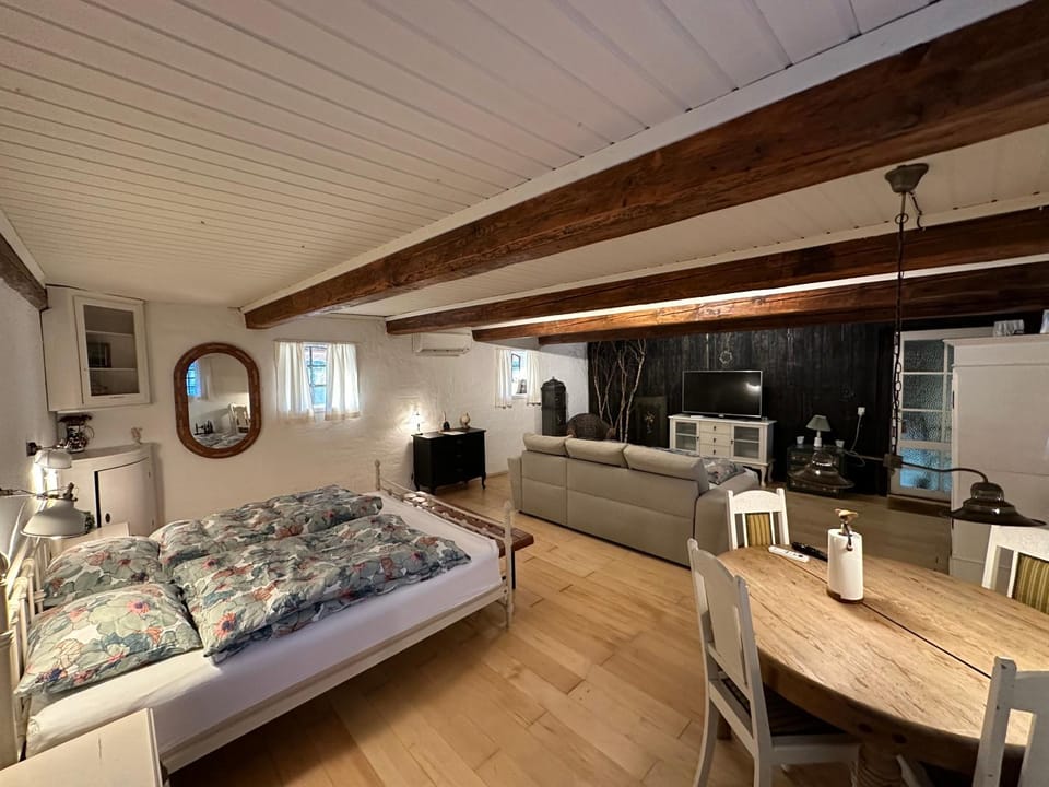 Bed, TV and multimedia, Photo of the whole room, Dining area