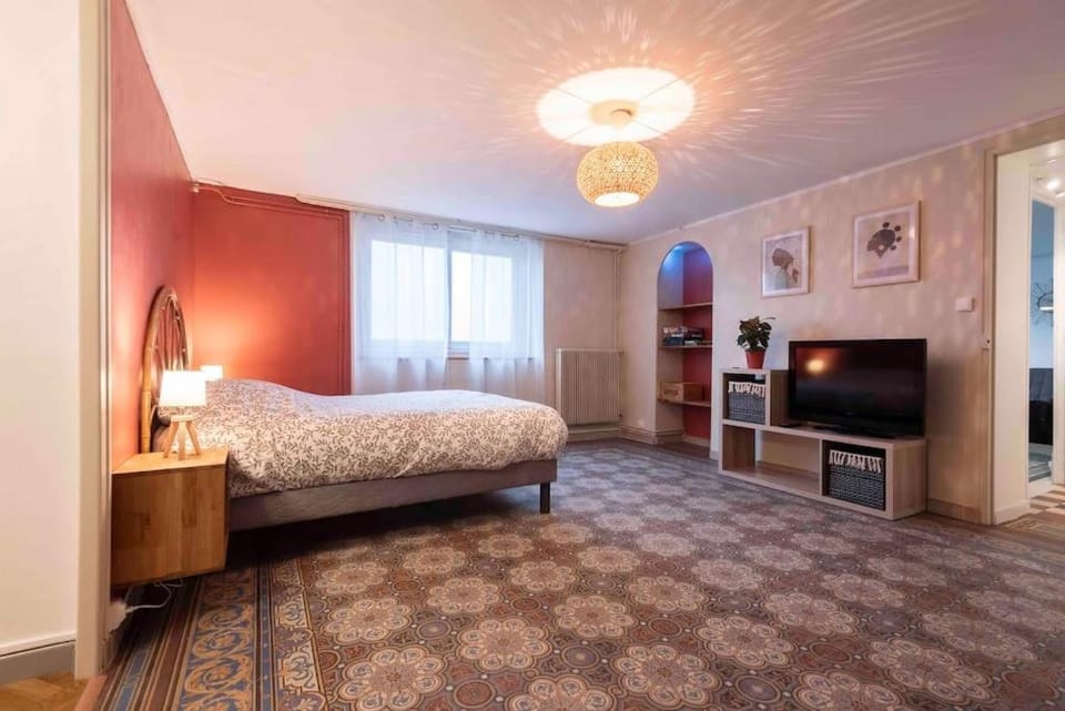 Bed, TV and multimedia, Photo of the whole room, Bedroom