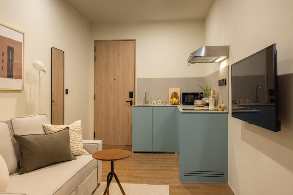 TV and multimedia, Kitchen or kitchenette, Living room, Seating area, Dining area, oven, stove, washing machine