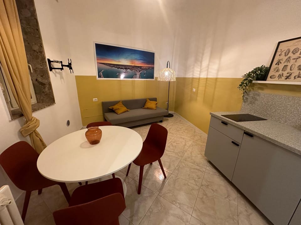 Kitchen or kitchenette, Living room, Seating area, Dining area
