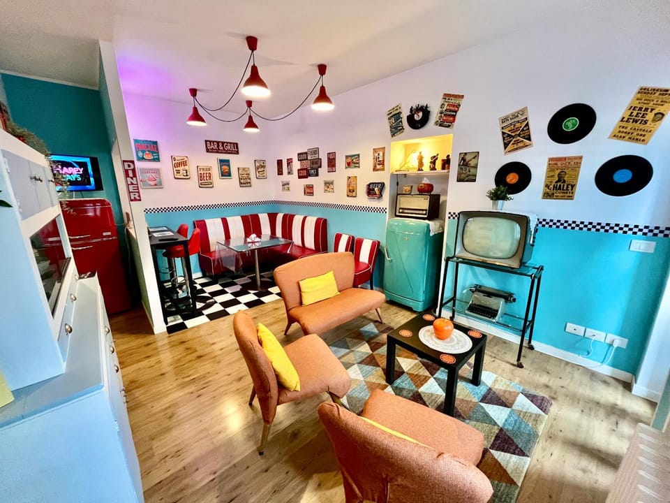 TV and multimedia, Kitchen or kitchenette, Living room, Seating area