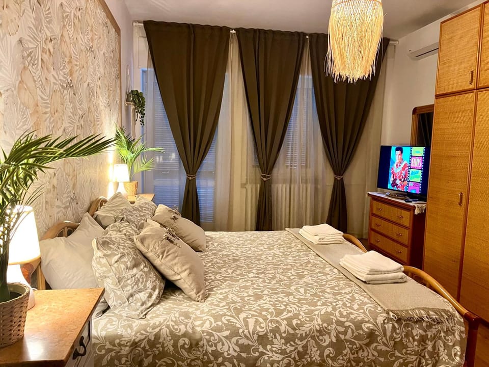 Bed, TV and multimedia, Photo of the whole room, Bedroom, towels