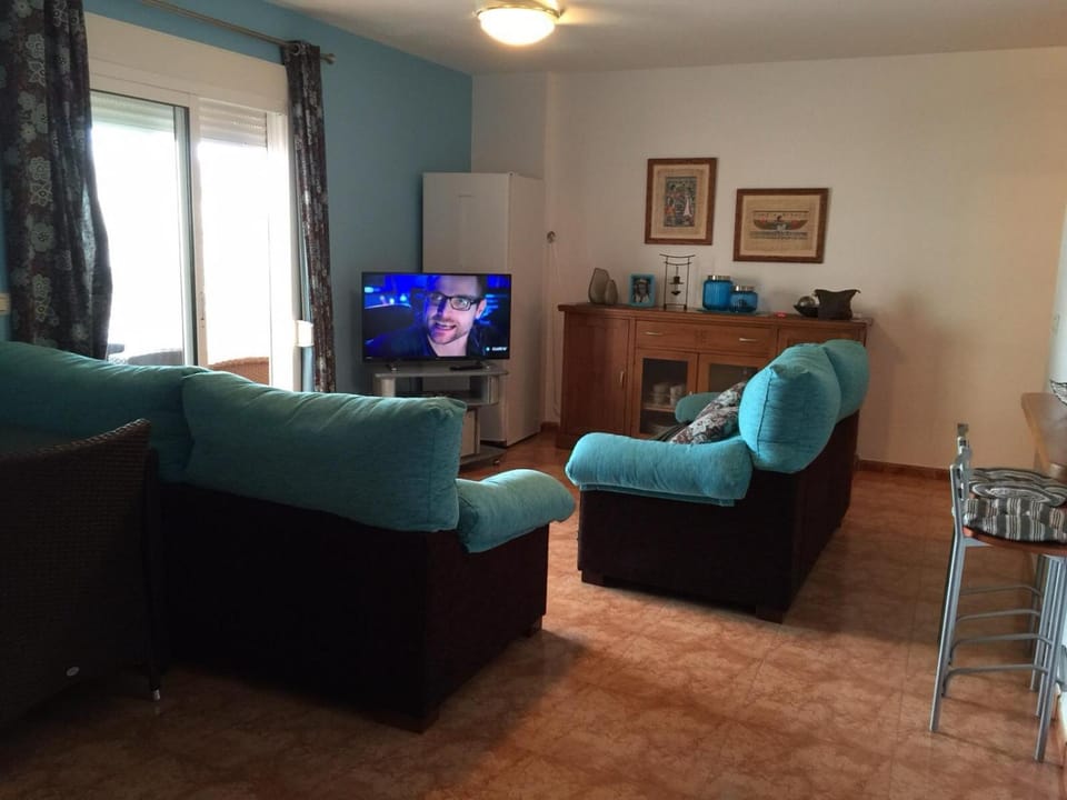 Communal lounge/ TV room, TV and multimedia, Living room, Seating area, Dining area