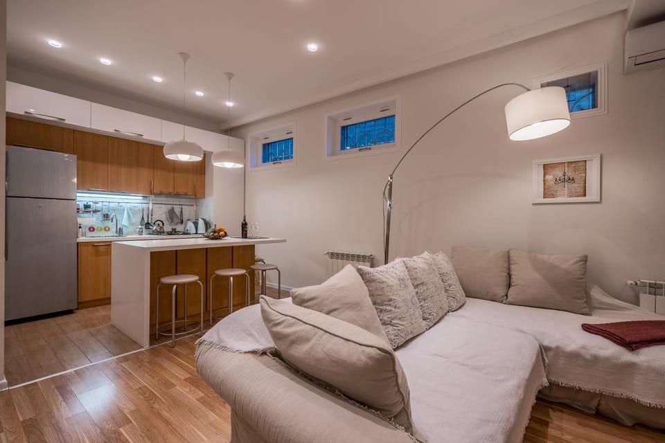Kitchen or kitchenette, minibar, stove