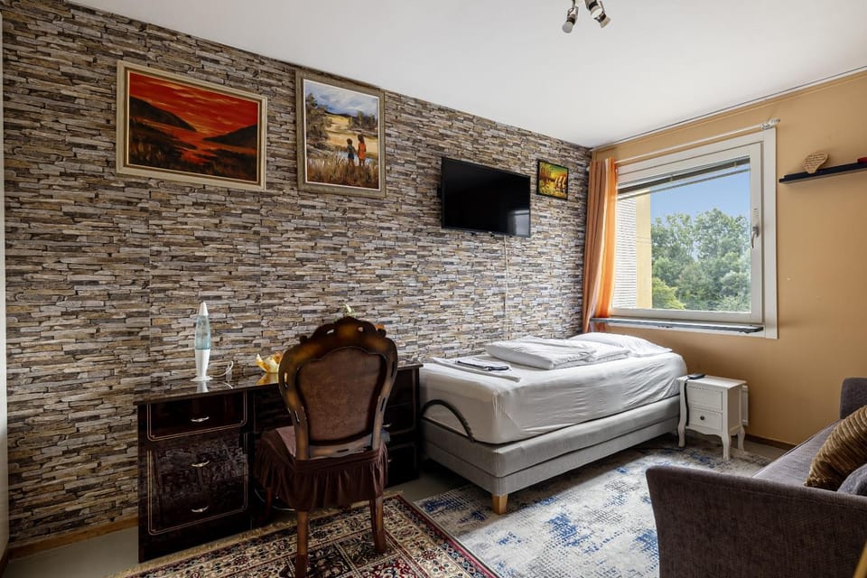 Bed, TV and multimedia, Photo of the whole room, Bedroom