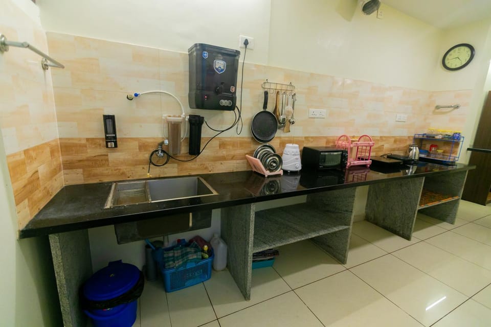 Kitchen or kitchenette, minibar