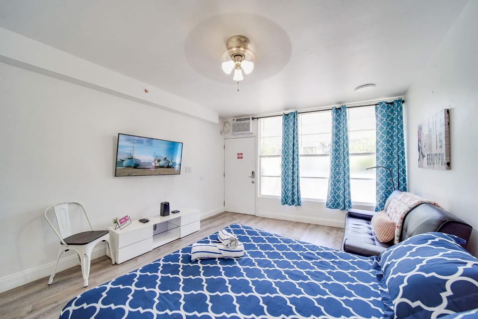 Ocean Drive Prime Apt w/2 Queen-Beds, South Beach Apartment in Flamingo Lummus