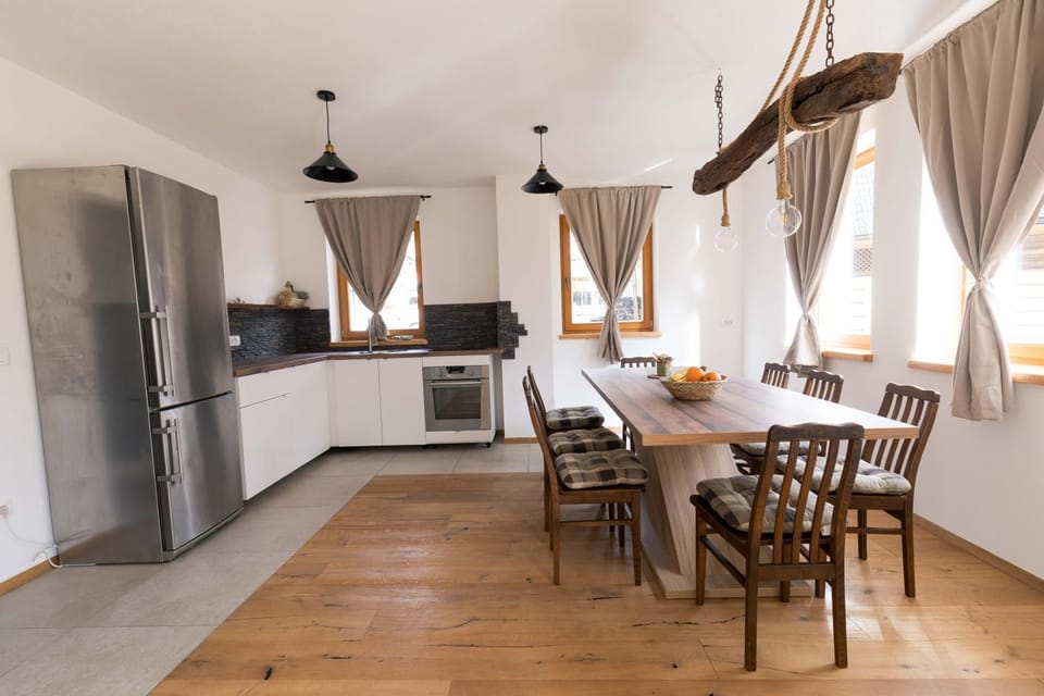 Kitchen or kitchenette, Dining area, pet friendly, stove