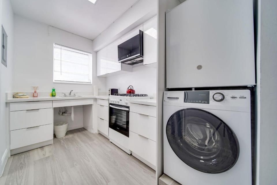 Ocean Drive Prime Apt w/2 QueenBeds & Washer/Dryer Apartment in Flamingo Lummus