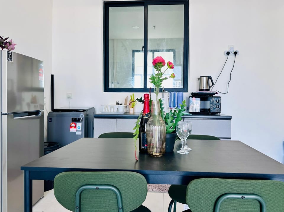 Kitchen or kitchenette, Dining area