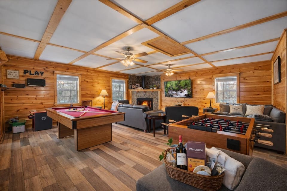 One Level, Pet Friendly, Huge Fenced in Yard, Views, EasyRoads, Pool Table, Spa, Theater, Outdoor fun House in Sevier County