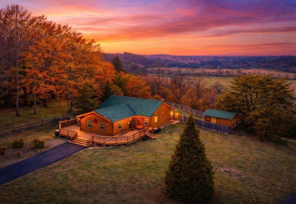One Level, Pet Friendly, Huge Fenced in Yard, Views, EasyRoads, Pool Table, Spa, Theater, Outdoor fun House in Sevier County